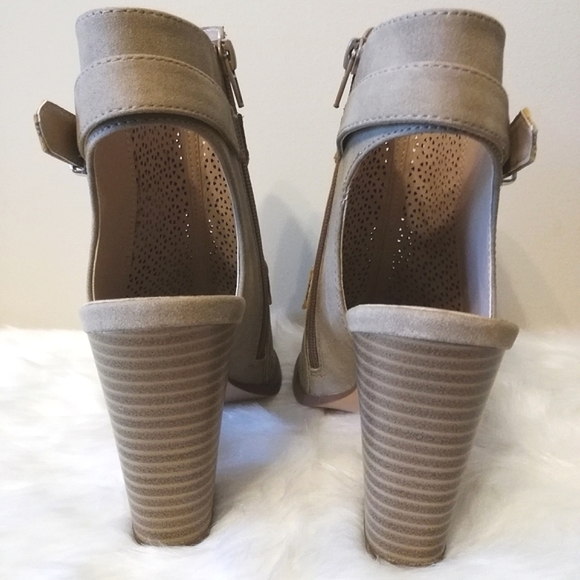 New NWOT Taupe Laser Open Toe Booties - Picture 4 of 10